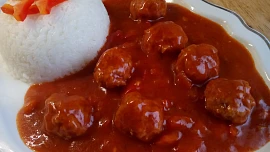Mleté masové kuličky v rajčatové omáčce: Prorostlejší maso dodá šťavnatost, typickou chuť omáčce pak špetka skořice