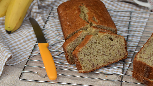 Banana bread bez cukru: Vláčný banánový chlebíček voní skořicí a cukr není třeba, stačí jen sladké přezrálé banány