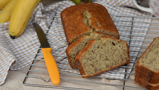 Banana bread bez cukru: Vláčný banánový chlebíček voní skořicí a cukr není třeba, stačí jen sladké přezrálé banány