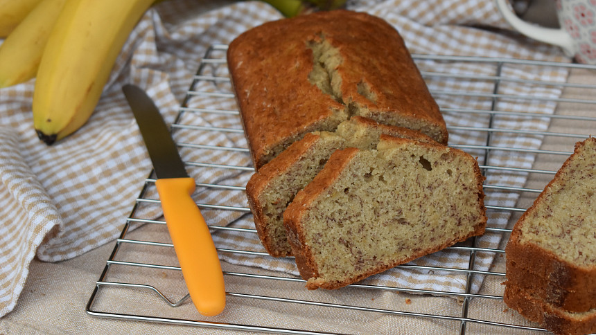 Banana bread bez cukru: Vláčný banánový chlebíček voní skořicí a cukr není třeba, stačí jen sladké přezrálé banány