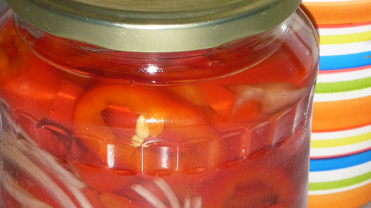 Vynikající sterilované papriky ve sladkokyselém nálevu: Když je předem upečete, získáte i parádní základ do omáček