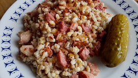 Jak správně uvařit kroupy a jak je dochutit? Staročeská klasika voní česnekem a s uzeným chutná skvěle