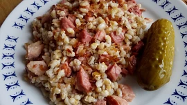 Jak správně uvařit kroupy a jak je dochutit? Staročeská klasika voní česnekem a s uzeným chutná skvěle