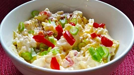 Retro okénko: Legendární krakovský sýrový salát je vynikající na chlebíčky i jako samotný pokrm. Příprava je navíc snadná