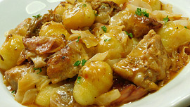 Vepřový pekáček s hlávkovým zelím a noky voní tak, že se sbíhají sliny: Šťavnaté maso se sytou přílohou se upeče skoro samo