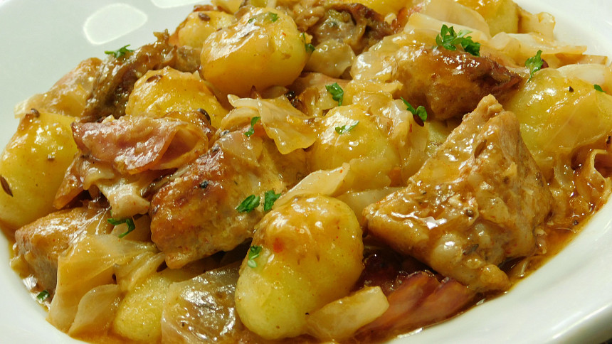 Vepřový pekáček se zelím a noky je šťavnaté, hřejivé a syté jídlo s minimem práce.