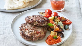 Grilování v balkánském stylu: Pljeskavica bude neuvěřitelně šťavnatá díky jednoduchému triku s cibulí a trošce sodovky