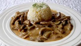 Jak na legendární hovězí Stroganov? Naučte se tento luxusní minutkový guláš jako profík!