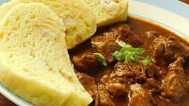 Jakou mouku použít na kynuté houskové knedlíky? Jen s jednou budou krásně nadýchané jako peříčko