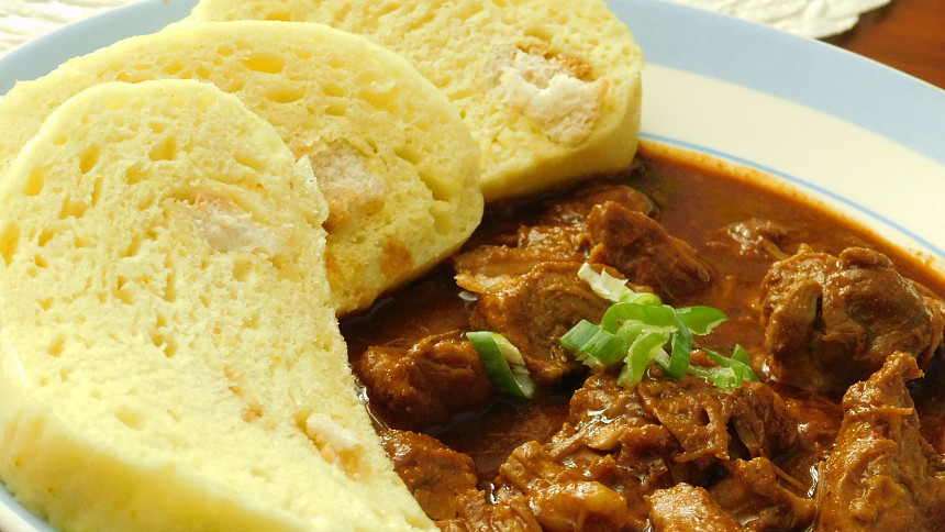 Jakou mouku použít na kynuté houskové knedlíky? Jen s jednou budou krásně nadýchané jako peříčko