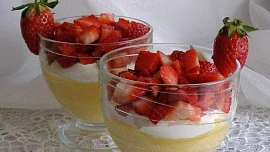 Retro poháry: Vzpomínáte na pudink s piškoty nebo banán s karamelem?