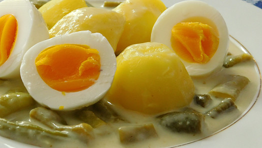 Fazolky nakyselo vám rozzáří den: S vejcem nahniličko jsou krásně barevné a jemné. Svěží chuti docílíte trikem s vodou