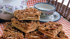 Medové řezy s ořechy: Vynikající dezert s lahodnou ořechovo-medovou krustou je ideálním moučníkem na podzim