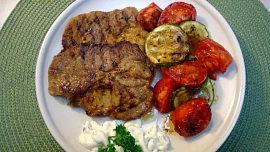 Jde se grilovat! Na delší párty u grilu počítejte se 400 g masa na dospělou osobu, hodí se i klobásky a nezapomeňte ani na vegetariány