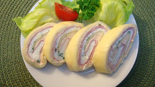 Jak na dokonalou sýrovou roládu: Díky snadné přípravě na plechu dosáhnete efektního výsledku