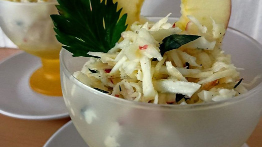 Jablečný salát podle židovské kuchařky vyniká jednoduchostí i spojením netradičních surovin