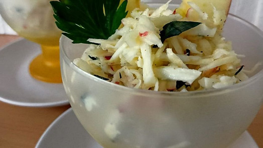 Jablečný salát podle židovské kuchařky vyniká jednoduchostí i spojením netradičních surovin