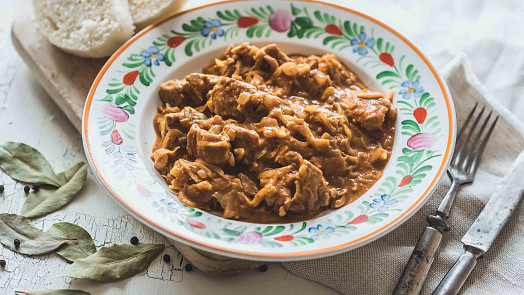 Jak na originální segedín podle podle maďarského receptu: Voní klobáskou a česnekem a chutná fantasticky