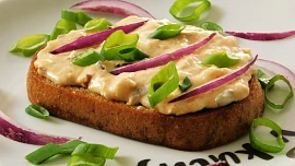 Snadná pomazánka z romaduru je lahůdkou nejen na chlebíčky. Zjemněná tvarohem chutná fantasticky