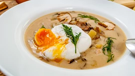 12 nejlepších zimních polévek pro zahřátí: Dáte si krkonošské kyselo, jihočeskou kulajdu nebo boršč?