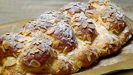 Domácí nebo kupovaná vánočka? V pekárně dáte za necelý kilogram skoro 200 Kč, doma si vánočku upečete za stovku