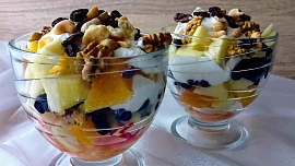 Retro poháry: Pudinkový s kousky banánu nebo z kompotovaného ovoce s jemným krémem připomenou dětství u babičky