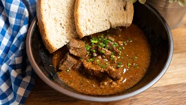 Na přípravu zabíjačkového guláše si rezervujte čas. Je snadný, ale nezkušené složením možná překvapí