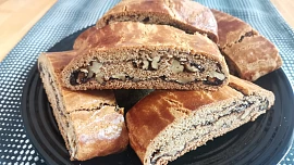 Staročeská sakrajda: Perníkový závin voní po povidlech a oříšcích a nakrájený se dá využít i jako výborné cukroví