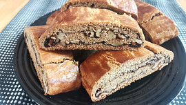 Co naše babičky uměly: Voňavý moučník zvaný sakrajda. Vynikající perníkový závin voní kořením a ořechy