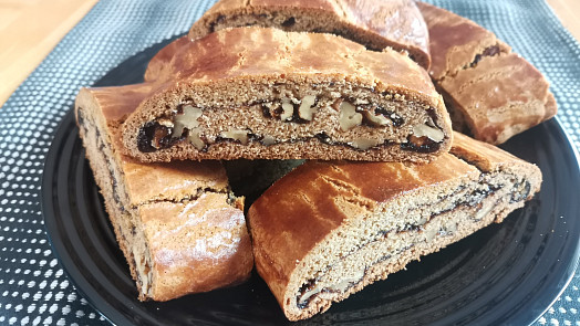 Co naše babičky uměly: Voňavý moučník zvaný sakrajda. Vynikající perníkový závin voní kořením a ořechy