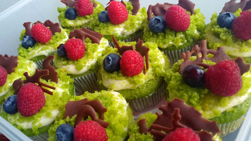 Jednoduché mechové cupcakes: Recept na sladké mini dortíčky, které vás dostanou svou barvou a úžasnou chutí