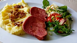 Jak zpracovat uzený hovězí jazyk: Jednoduchý postup zaručí dokonale šťavnaté maso, fígl se studenou vodou pak pomůže při loupání