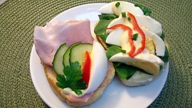 Rychlé chlebíčky pro návštěvy: Stačí mít doma máslo a vajíčka, další ingredience pak podle fantazie a výsledek chutná úžasně