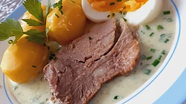 Pažitková omáčka podle staročeského receptu: Základem lahodné chuti je domácí vývar a smetana, pažitka dodá svěžest