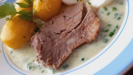 Pažitková omáčka: Rakouská pikantní omáčka s křenem se podobá majonéze a báječně doplňuje šťavnatou hovězí špičku