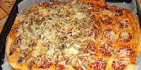 Domácí pizza během půl hodiny? Nekynuté těsto bez droždí je hotové raz dva a s rajčaty, salámem a sýrem chutná božsky