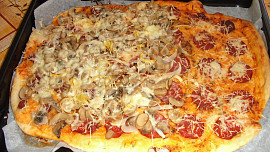 Domácí pizza během půl hodiny? Nekynuté těsto bez droždí je hotové raz dva a s rajčaty, salámem a sýrem chutná božsky