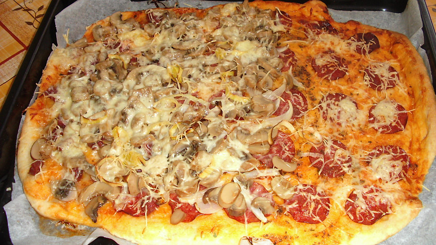 Pizza z nekynutého těsta bývá tenčí a křupavější.