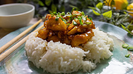 Čína z kuřecího masa s rýží: Rychlá česká varianta se speciální směsí koření je křehká a šťavnatá, skvěle chutná s rýží