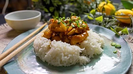 Čína z kuřecího masa s rýží: Rychlá česká varianta se speciální směsí koření je křehká a šťavnatá, skvěle chutná s rýží