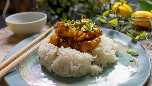 Čína z kuřecího masa s rýží: Rychlá česká varianta se speciální směsí koření je křehká a šťavnatá, skvěle chutná s rýží