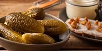 Pikantní kvašáky: Vynikající křupavé okurky provoněné koprem, česnekem a chilli papričkami rozzáří každé grilování