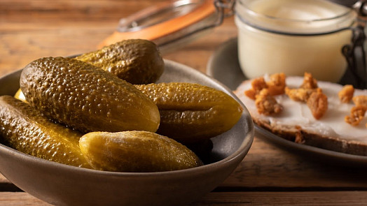 Pikantní kvašáky: Vynikající křupavé okurky provoněné koprem, česnekem a chilli papričkami rozzáří každé grilování