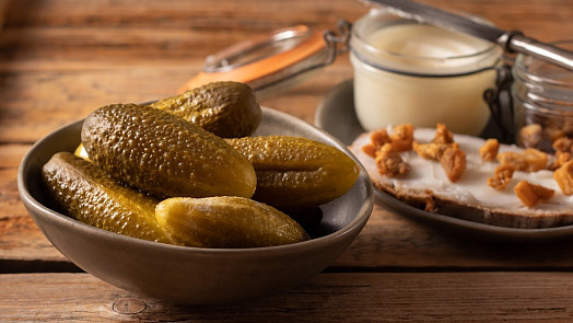 Pikantní kvašáky: Vynikající křupavé okurky provoněné koprem, česnekem a chilli papričkami rozzáří každé grilování