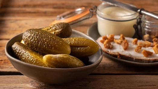 Pikantní kvašáky: Vynikající křupavé okurky provoněné koprem, česnekem a chilli papričkami rozzáří každé grilování
