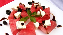 Meloun na tři způsoby: Lahodný je v kombinaci se sýrem, ale výtečná je i svěží melounová limonáda s meduňkou