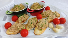 Snídaně, svačina nebo rychlá večeře: 7 levných pomazánek od česnekové přes vajíčkovou až po netradiční čočkovou