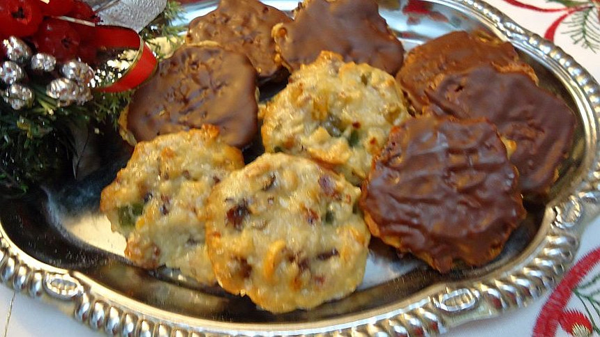 Vláčné, voňavé a sladké marokánky plné ořechů a mandlí patří k Vánocům stejně jako dárky.