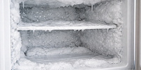 Fígl na odstranění námrazy z mrazáku za 5 minut: Ušetří čas i peníze, stačí vám jen horká voda a jedna běžná kuchyňská pomůcka
