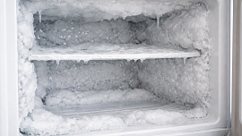 Fígl na odstranění námrazy z mrazáku za 5 minut: Ušetří čas i peníze, stačí vám jen horká voda a jedna běžná kuchyňská pomůcka